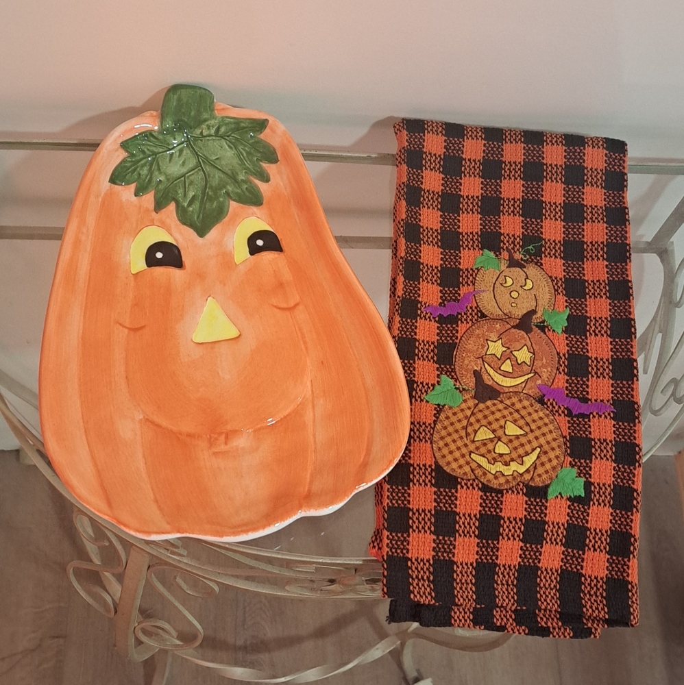 Vintage 90s Halloween Plate and Hand Towel.